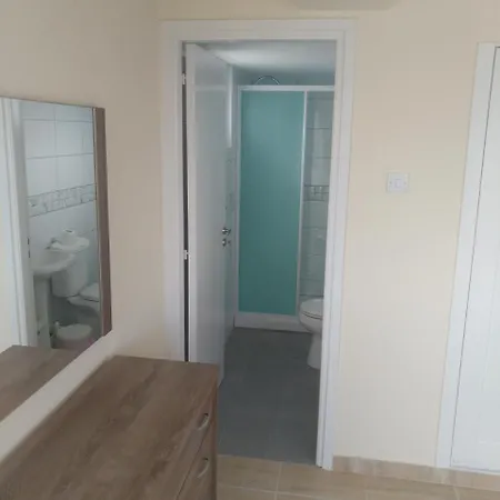 Luxury 2 Bedroom Central * لارنكا